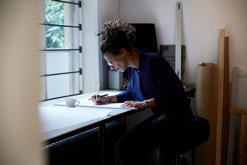 En bild på en arkitekt som jobbar på ett kontor.