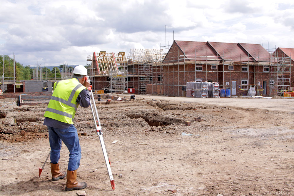 Besiktningsman som fotar av ett hus