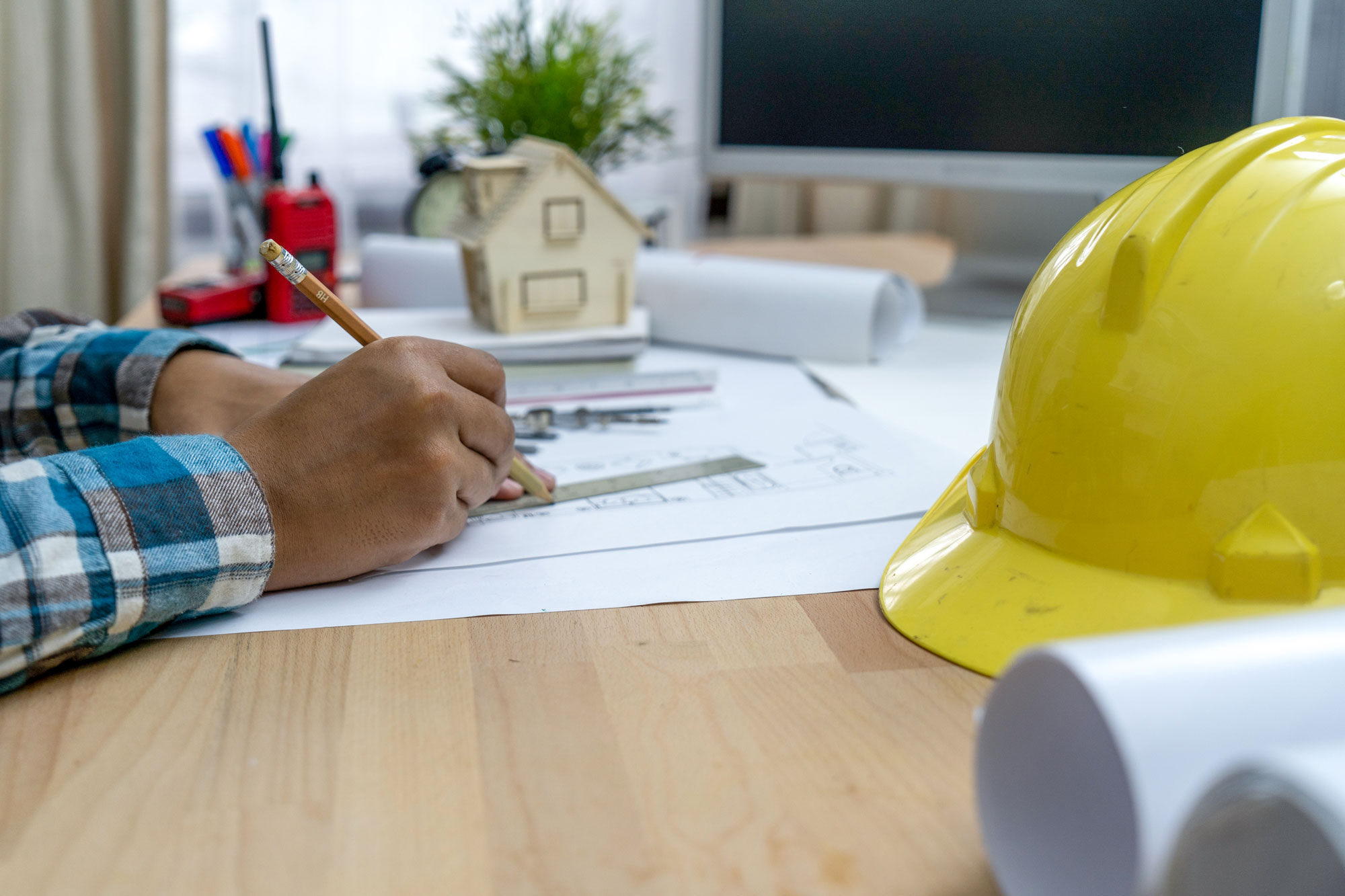 Arkitekt som skissar på en ritning för ett hus